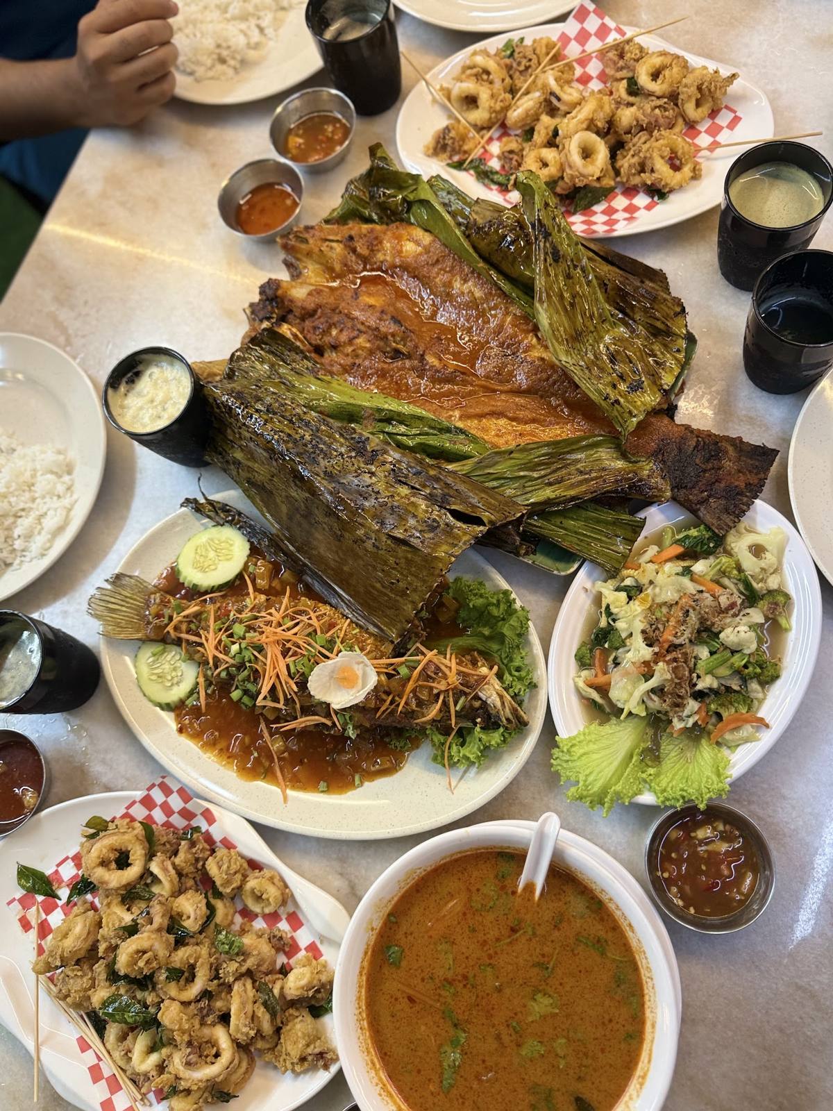 Hidangan ikan bakar atas meja