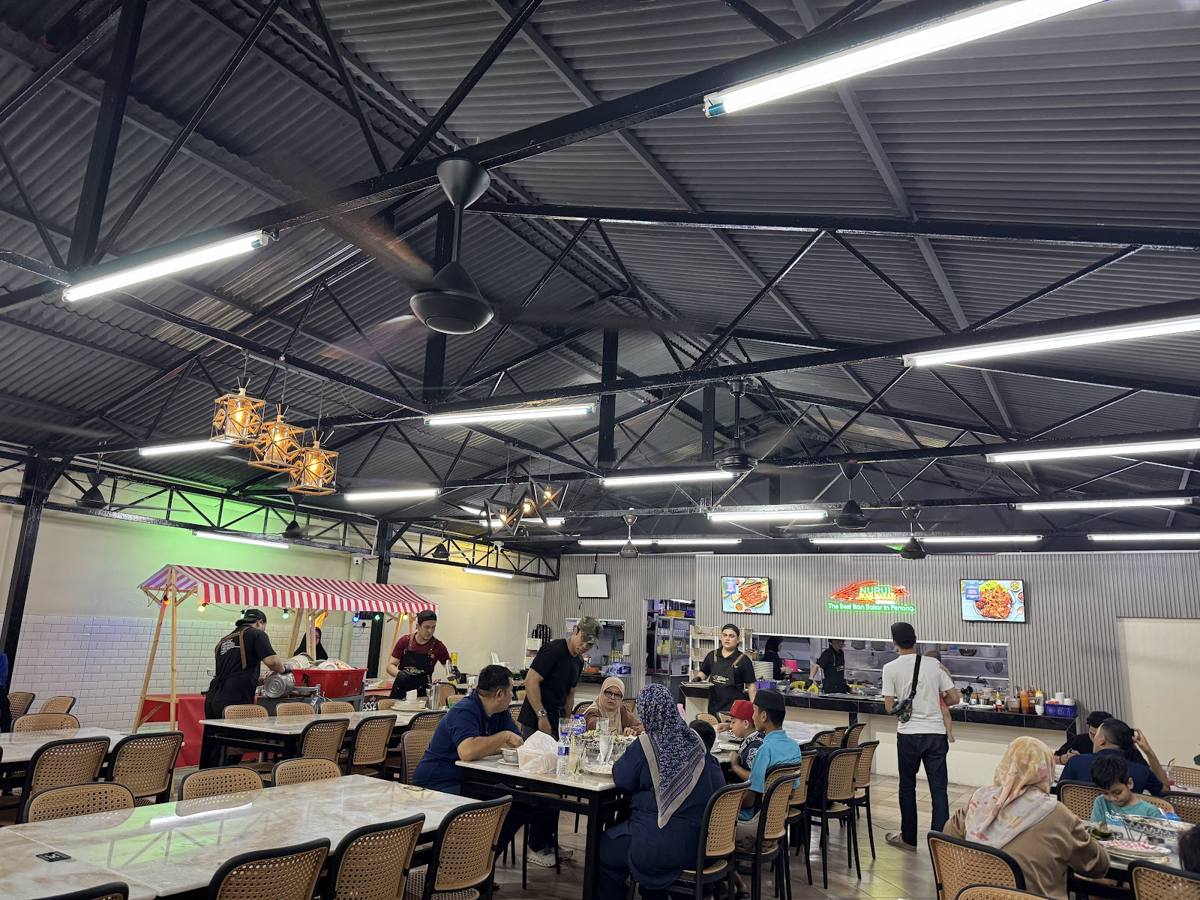 Dewan makan Nurul Ikan Bakar yang terang dan bersih