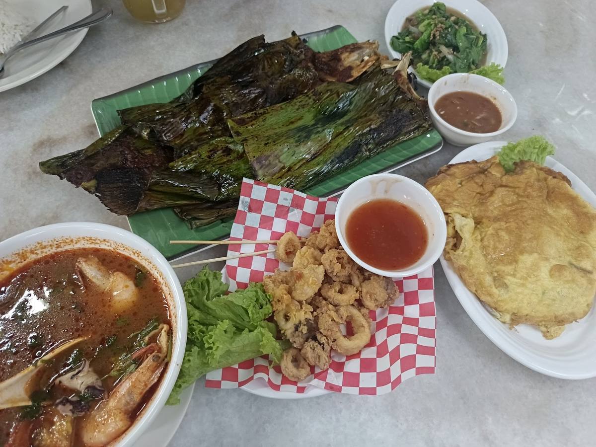 Tomyam, sotong dan telur dadar